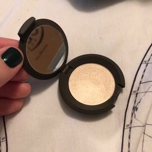 BECCA Vanilla Quartz Highlighter